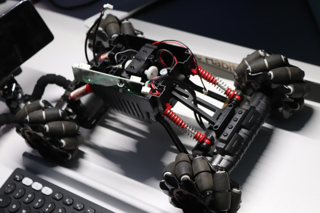 Sozialer Begleitroboter interagiert mit einem älteren Patienten